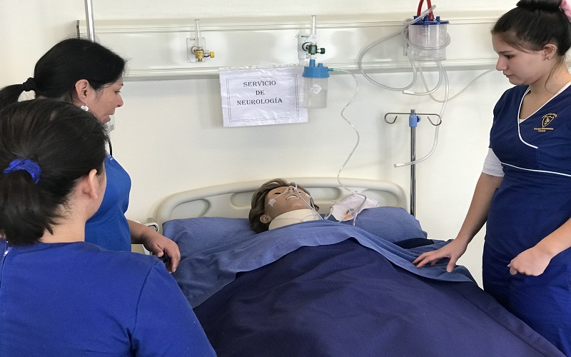 Alumnas de Liceo Politécnico realizan simulación clínica en la Sede Santiago Centro