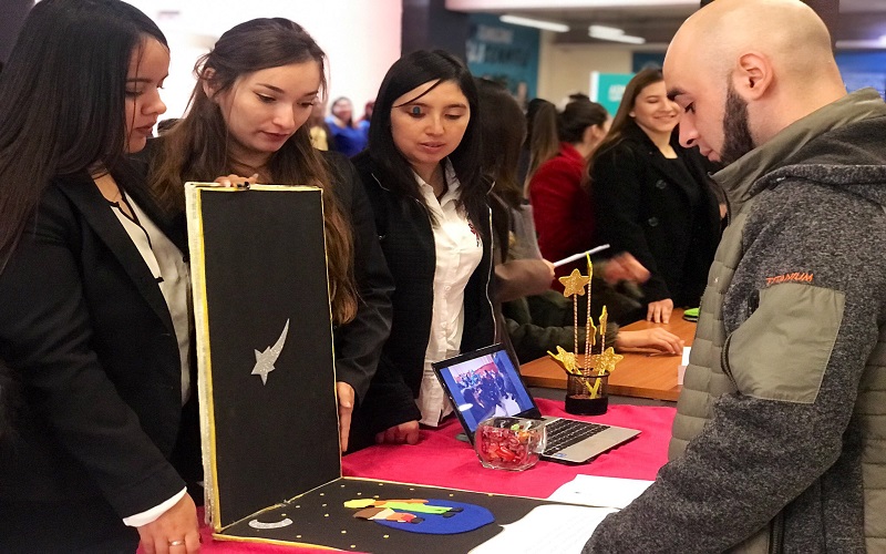 Alumnos de Santiago Centro realizan exposición de Trabajos “Tema Sello 2019”