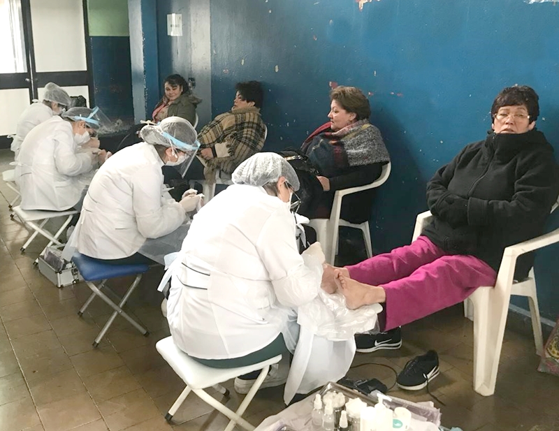 100 adultos mayores fueron atendidos por alumnos Santo Tomás Curicó