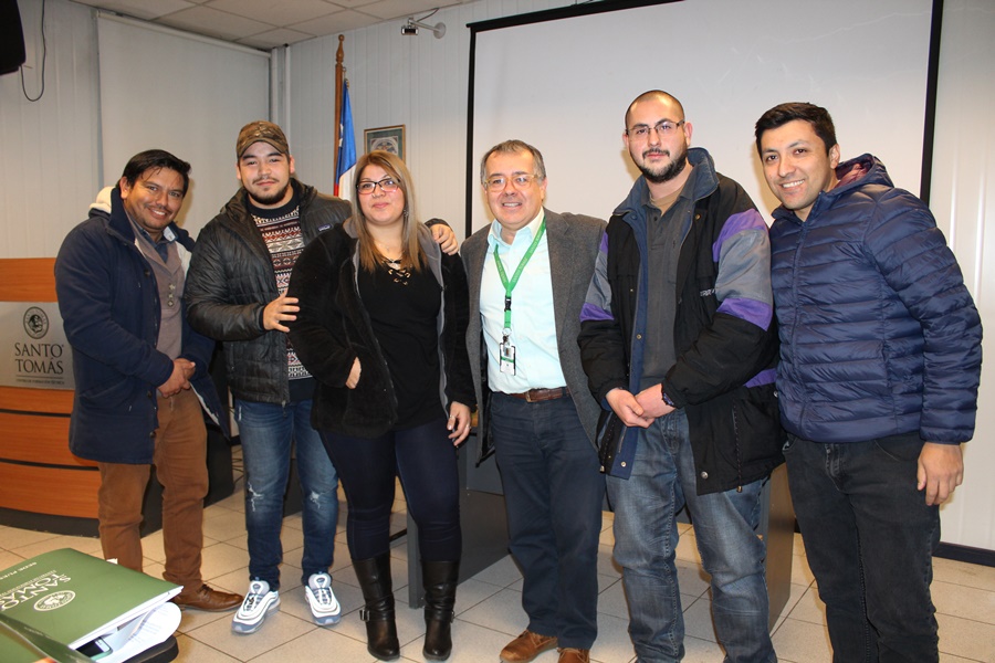 Alumnos de Administración fueron destacados por rendimiento académico