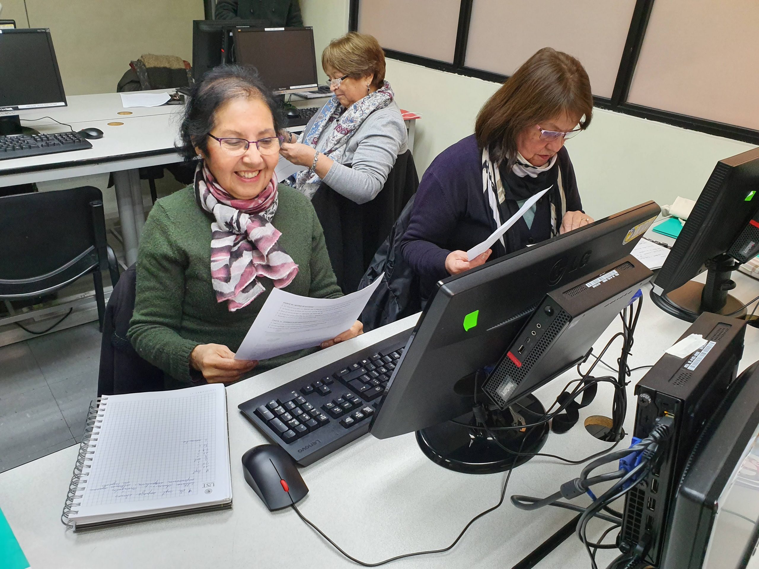 Adultos mayores son capacitados en computación y redes sociales en Universidad Santo Tomás