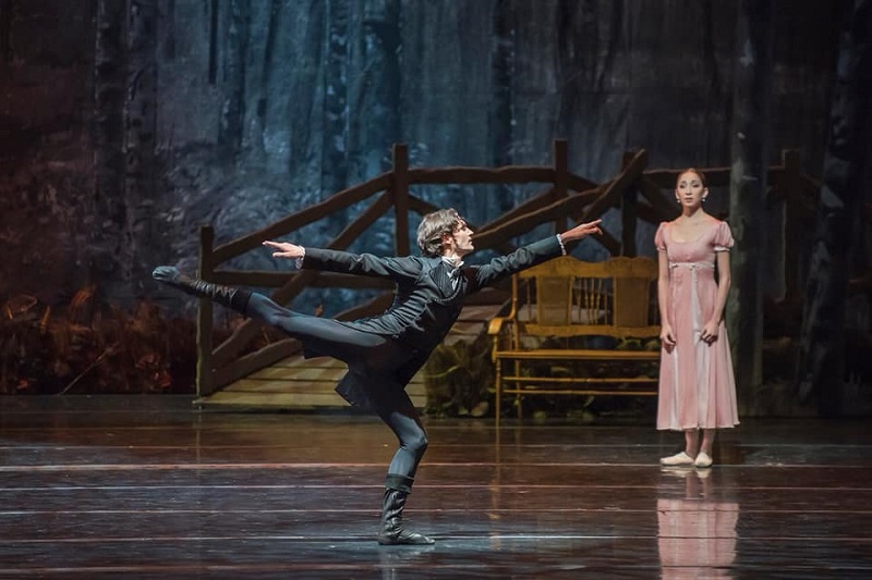 Gabriel Bucher: el tomasino de Comunicación Audiovisual Digital que destaca como bailarín solista en el teatro municipal de Santiago