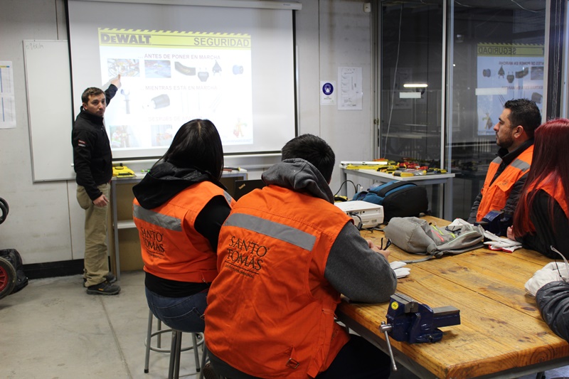 Estudiantes de técnico en construcciones civiles participaron de taller realizado por la empresa Stanley & Becker