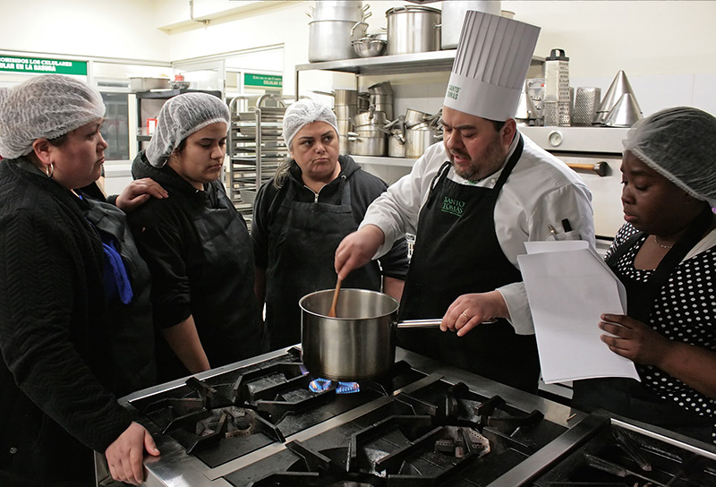 Con curso de cocina criolla mujeres migrantes conocen la geografía culinaria del sur de Chile