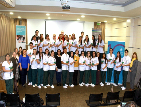 Estudiantes de Técnico en Laboratorio Clínico, Banco de Sangre e Imagenología recibieron investidura