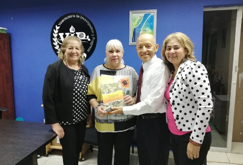 Académica de Escuela de Psicología UST Santiago expuso sobre educación en Panamá