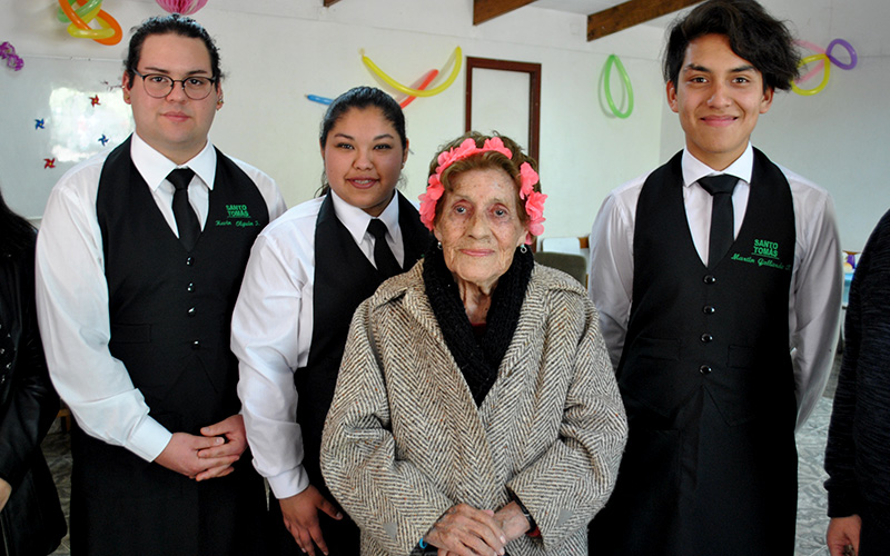 Santo Tomás Viña del Mar se suma a emotiva celebración de los 100 años de vida de vecina del barrio Limonares