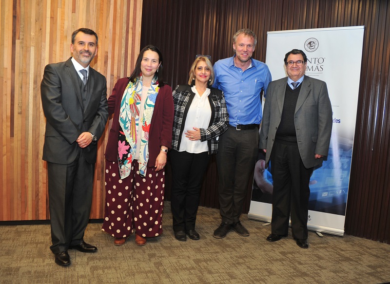 Comunidad tomasina dialoga sobre el rol de la tecnología en la educación