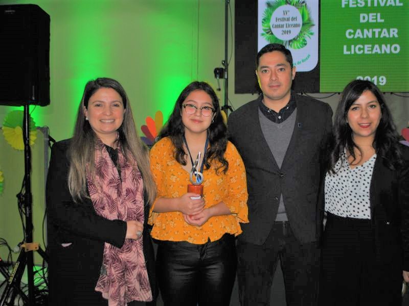 Estudiantes secundarios participan en festival de la voz en Santo Tomás