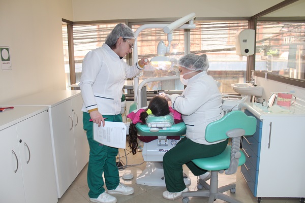 Clínica Santo Tomás realiza atenciones dentales gratuitas