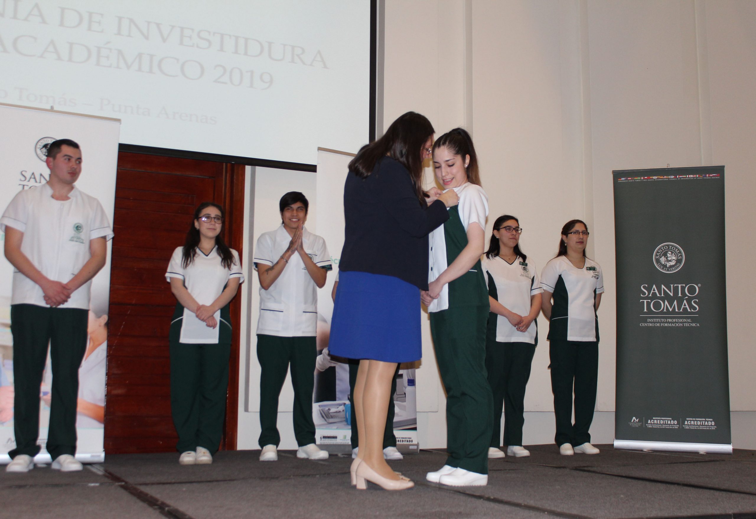 Estudiantes reafirman su compromiso con el área de la salud en ceremonia de investidura