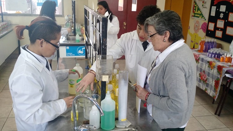 Áreas de Administración y Prevención de Riesgos visitan liceo en La Cisterna