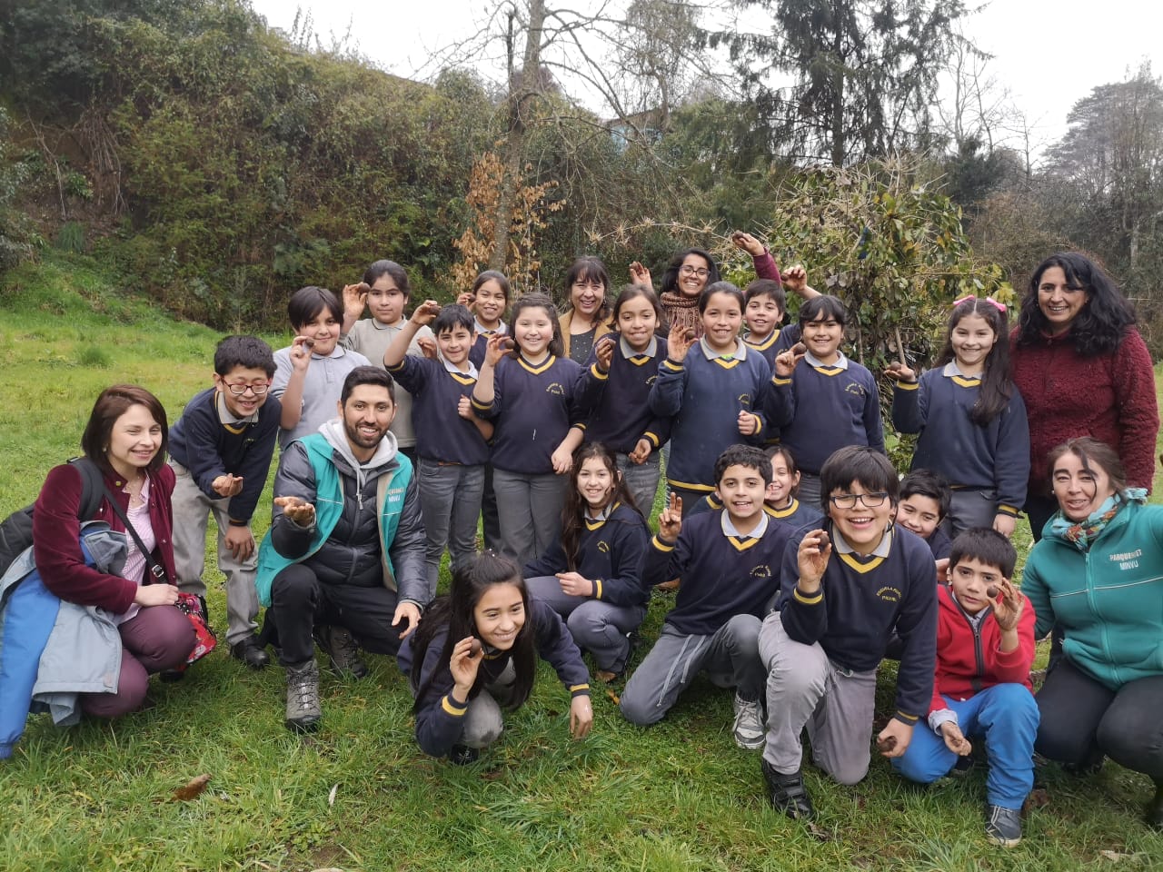 Estudiantes de la escuela agroecológica de Pichil lanzaron bombas de semillas a la naturaleza