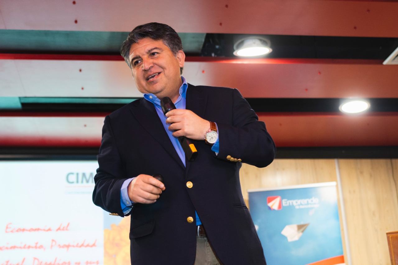 Director de centro Cimon se presentó en Emprende Day realizado en Santo Tomás Valdivia