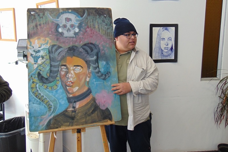 Estudiante de Analista Programador realizó exposición de retratos en sede ovallina