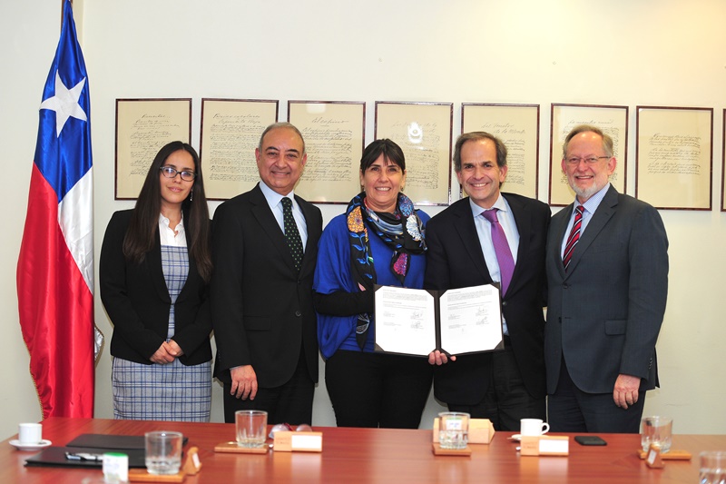 Universidad Santo Tomás y Panel Técnico de Concesiones firman convenio de colaboración