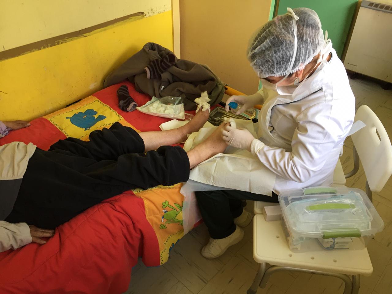 Adultos mayores del Hogar de Cristo recibieron atenciones podológicas de estudiantes Santo Tomás