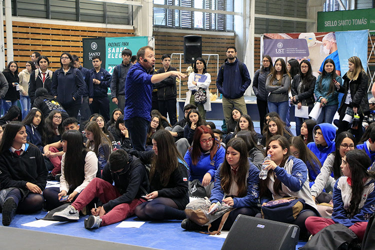 Gabriel León habló sobre alimentos híbridos en Feria de Ciencia y Salud de la UST Talca