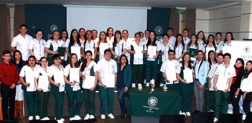 Técnico en Enfermería de Santo Tomás invistió a 82 estudiantes