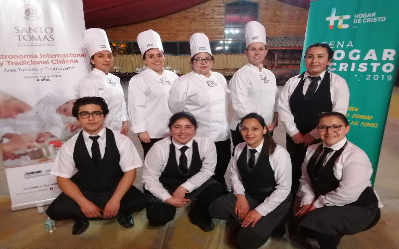 Alumnos de Gastronomía Internacional y Tradicional Chilena de Santo Tomás Los Ángeles apoyan Cena de Pan y Vino