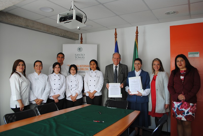 Alumnas de colegio La Providencia continuarán estudios superiores gracias a firma de convenio