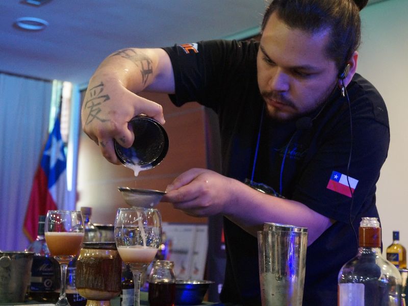 Estudiante de Santo Tomás Concepción triunfa en torneo nacional de Bar Tender “Endémico”