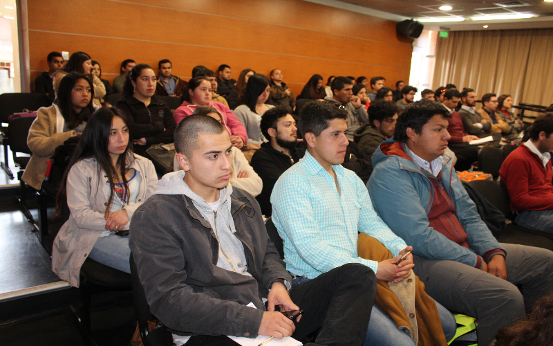 Alumnos de Plan de Continuidad Ingeniería Comercial de Santo Tomás Los Ángeles participaron en charla que los invitó a innovar