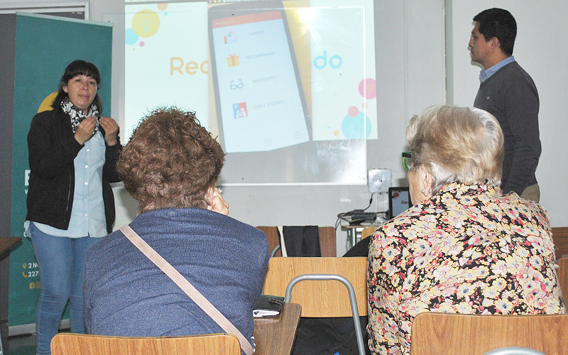 Adultos mayores de Viña del Mar aprenden a utilizar plataforma “Recooperando” creada en Universidad Santo Tomás