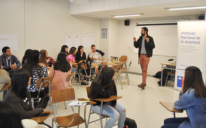 Alumnos diseñan políticas públicas para la tercera edad en encuentro con direcciones regionales de Injuv y Senama