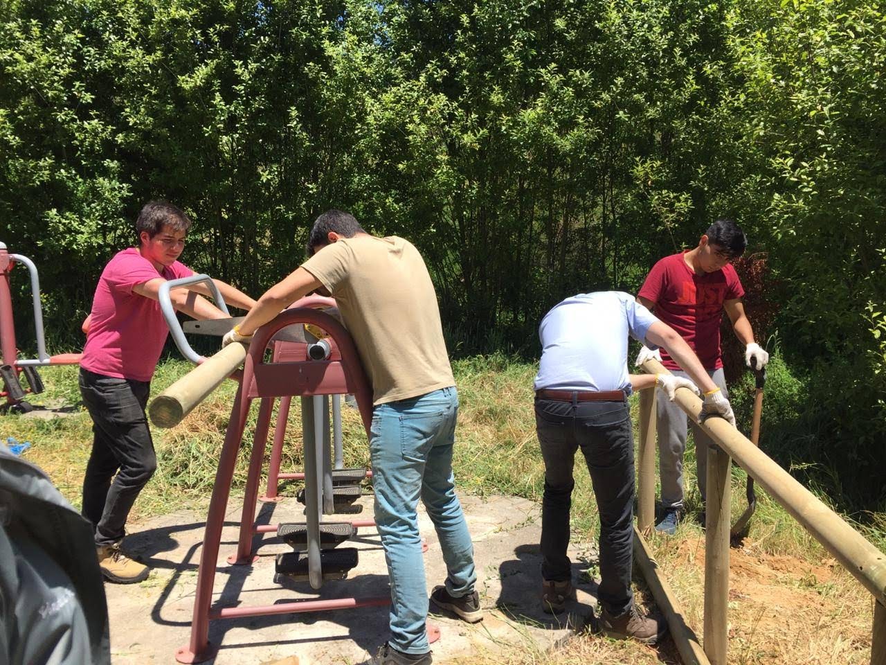 Estudiantes y docentes tomasinos reparan sede y juegos infantiles en San Jorge