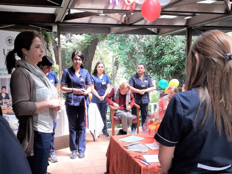 Alumnos de Enfermería inauguran proyectos en residencia de adultos mayores