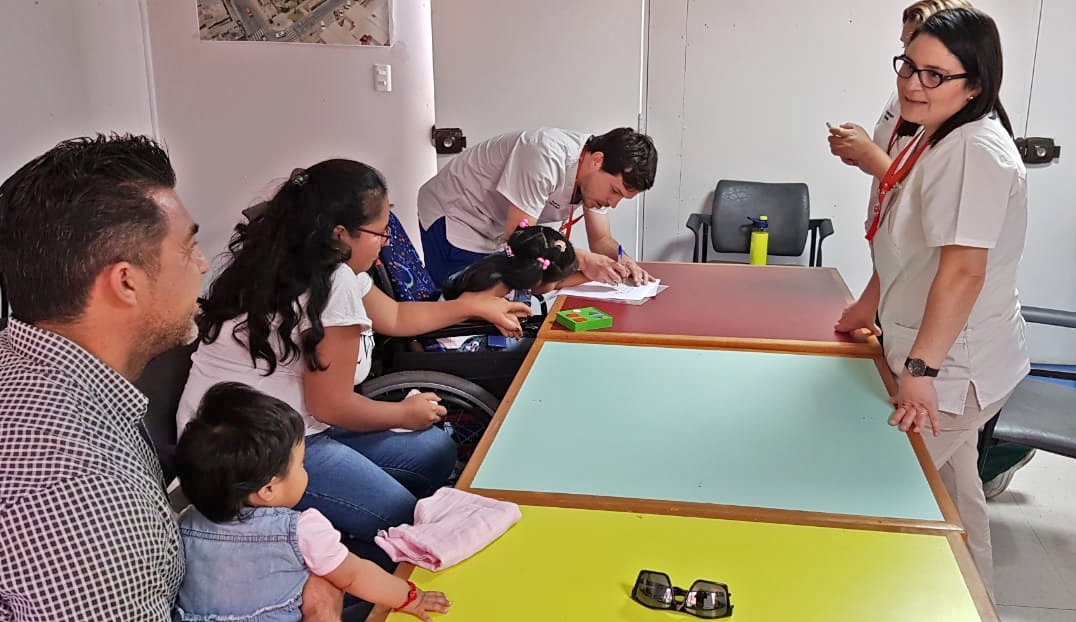 Estudiantes crean control remoto universal para niños de Teletón