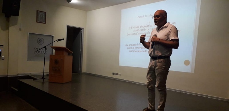 Experto realiza talleres de apoyo psicológico en Sede Santiago Centro