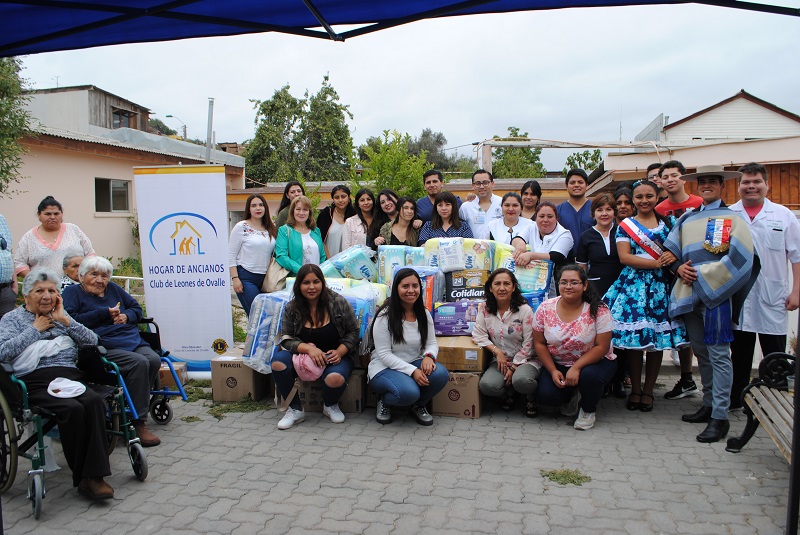 Tomasinos entregan a Hogar de Ancianos ayuda recolectada en campaña solidaria