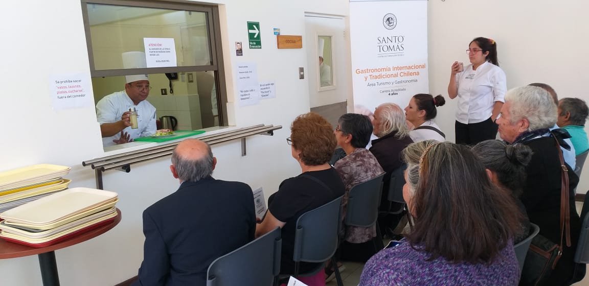 Alianza entre Santo Tomás Chillán y Hogar de Cristo genera positivo impacto en adultos mayores