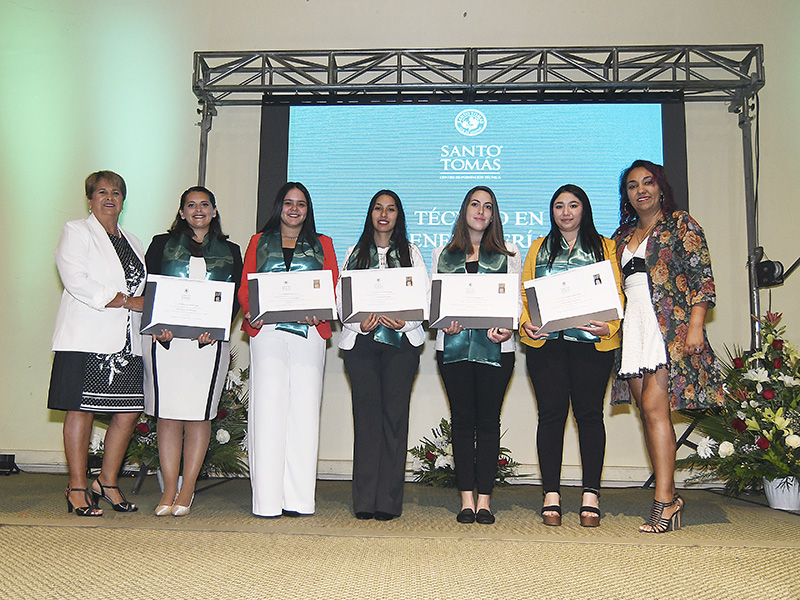 Más de 500 nuevos técnicos y profesionales reciben sus diplomas en ceremonias de titulación en Santo Tomás Viña del Mar