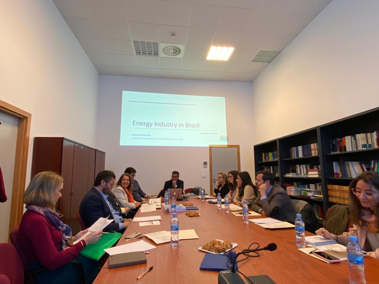 Director Nacional de la Escuela de Derecho participa en prestigiosos seminarios en España
