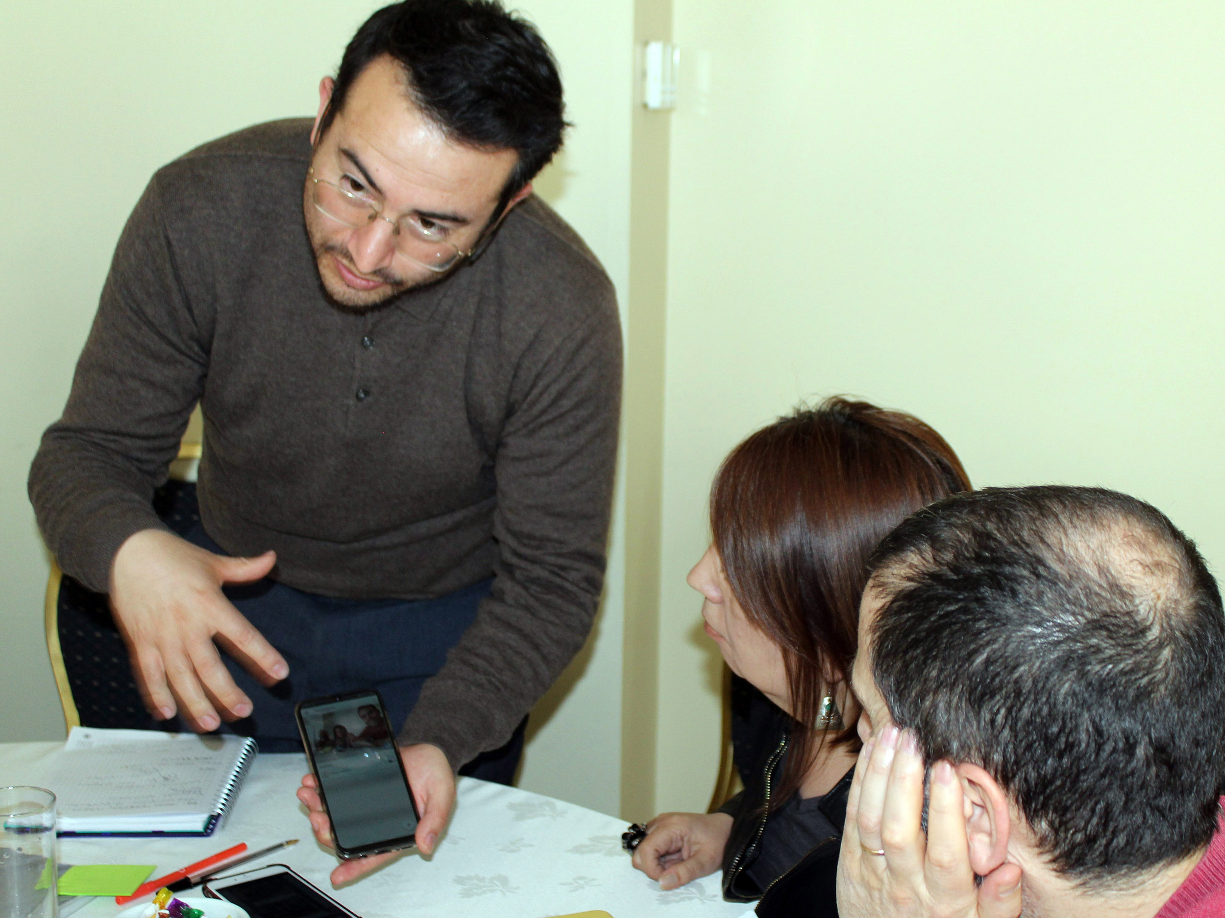 Docentes y profesionales de la educación participan en taller sobre uso de celulares en la sala de clases