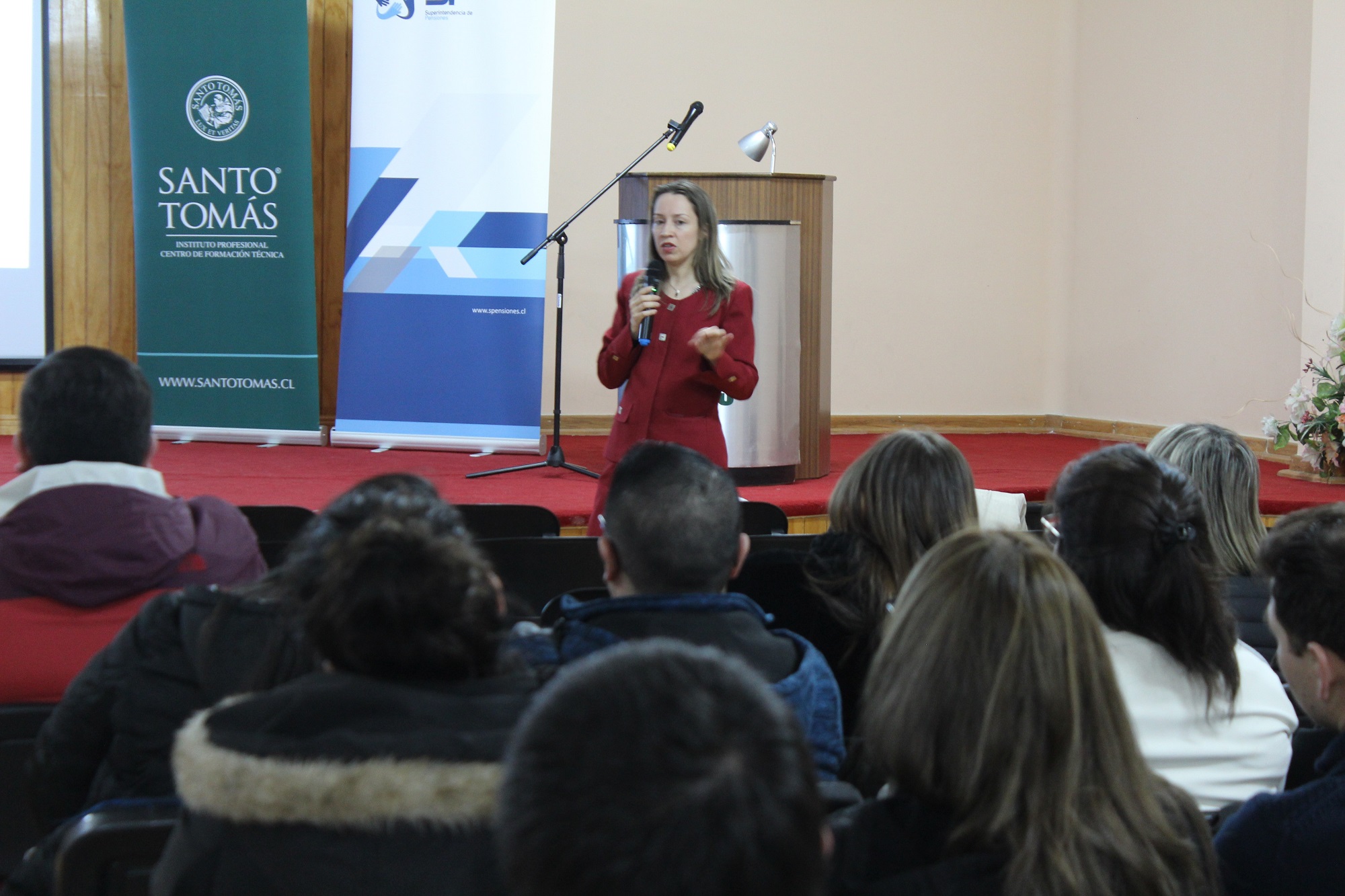 Estudiantes conocen sobre el sistema de pensiones de Chile