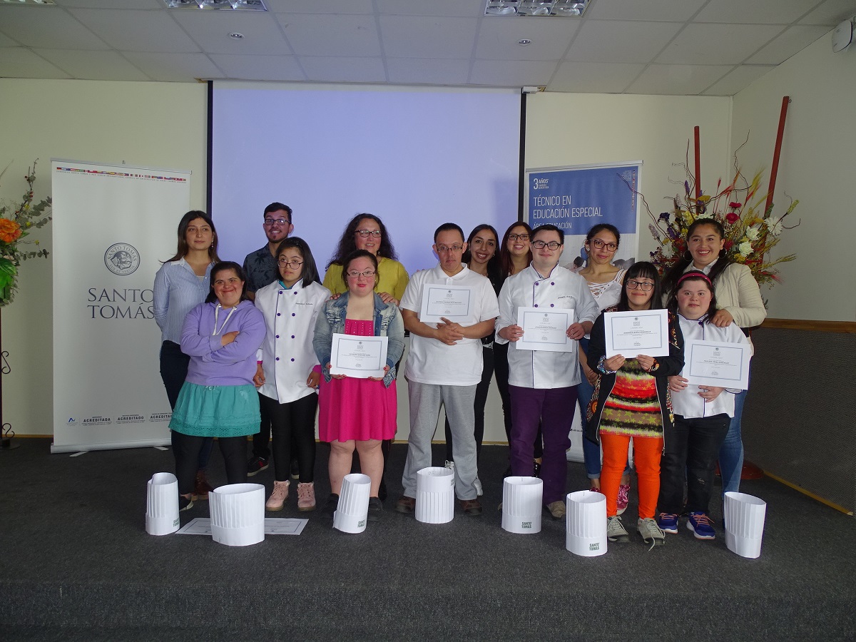 Jóvenes por la inclusión recibieron certificación en taller de cocina y danza