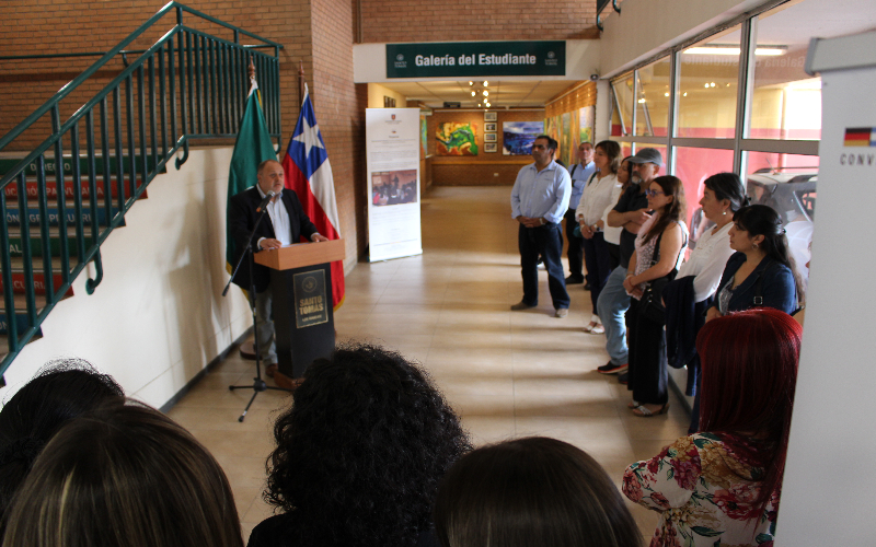 Santo Tomás Los Ángeles inaugura exposición de proyecto RV30 en galería del estudiante