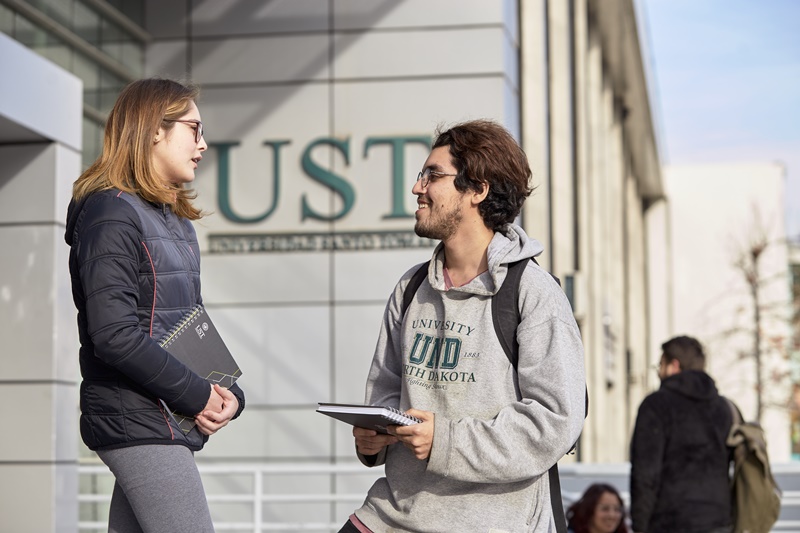 Conoce las vías de admisión y beneficios que ofrece la Universidad Santo Tomás
