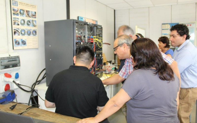 Jefes de carrera y docentes del Área de Ingeniería se capacitaron en uso de equipamiento de laboratorio