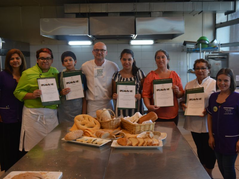 Pan saludable: emprendedores y aficionados aprenden diversas recetas en taller de Santo Tomás Concepción