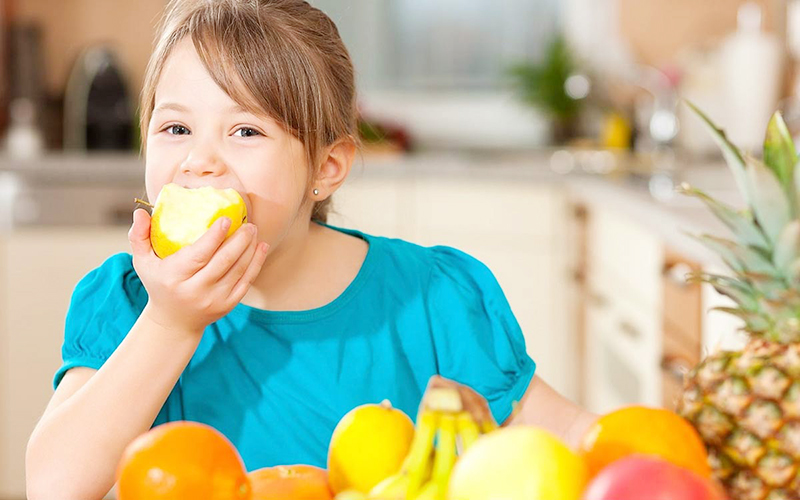 Experta en Nutrición explica cómo elaborar una rutina de alimentación saludable para niños en el hogar