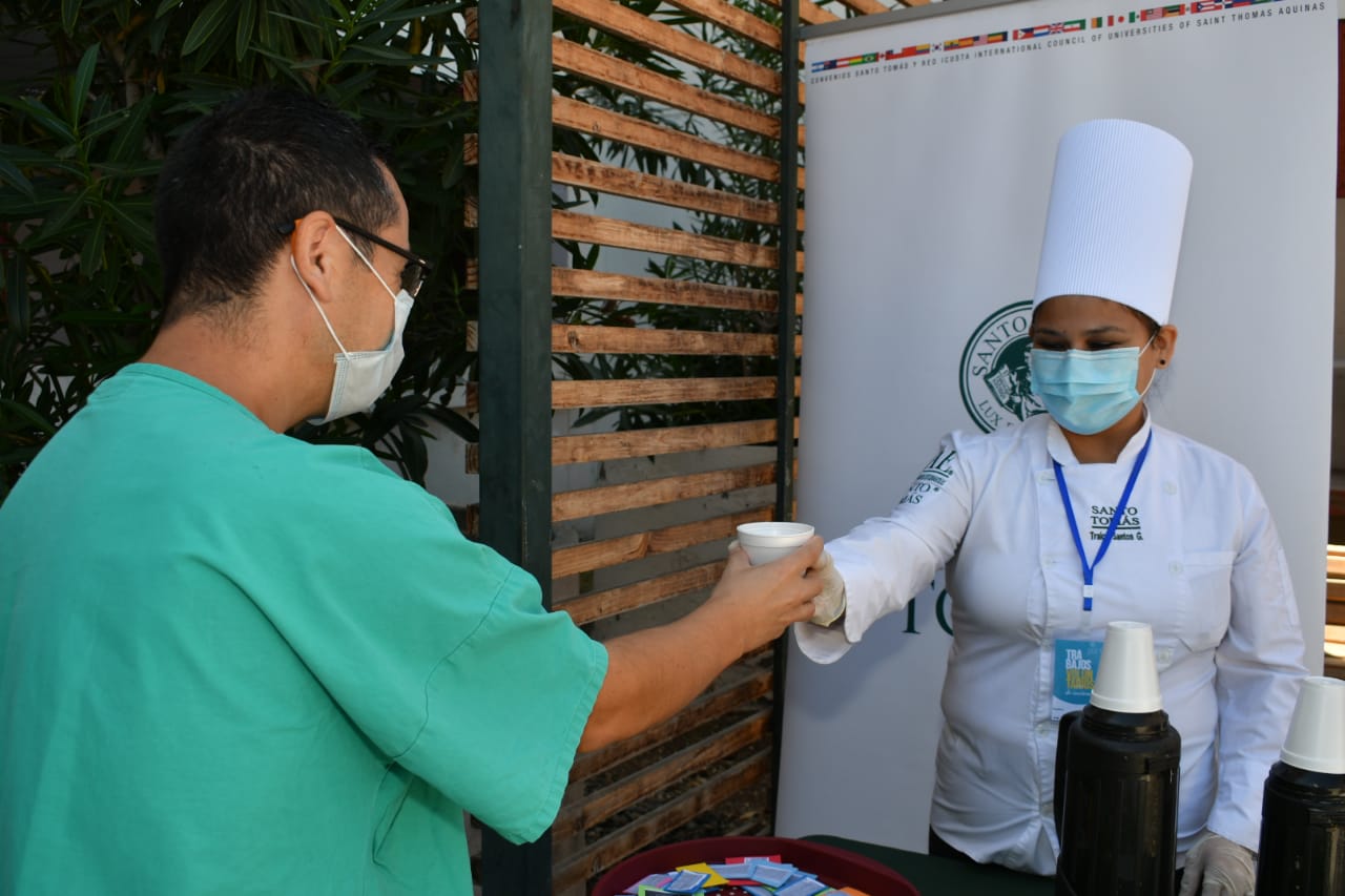 Santo Tomás saluda a funcionarios de salud en Semana Santa