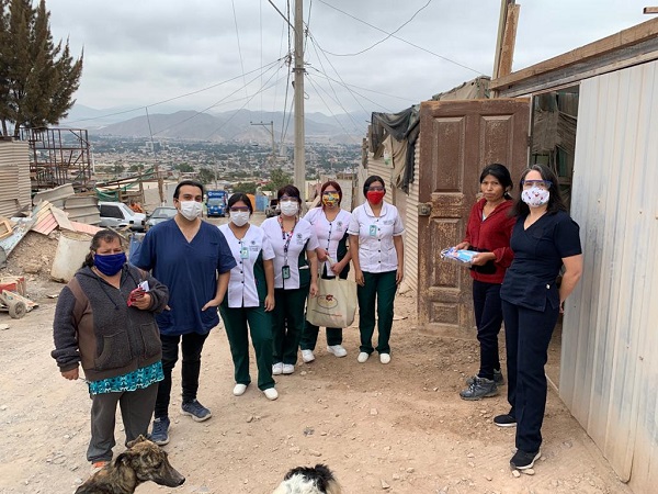 Alumnas de Santo Tomás Copiapó llegaron a campamento Candelaria a entregar ayuda