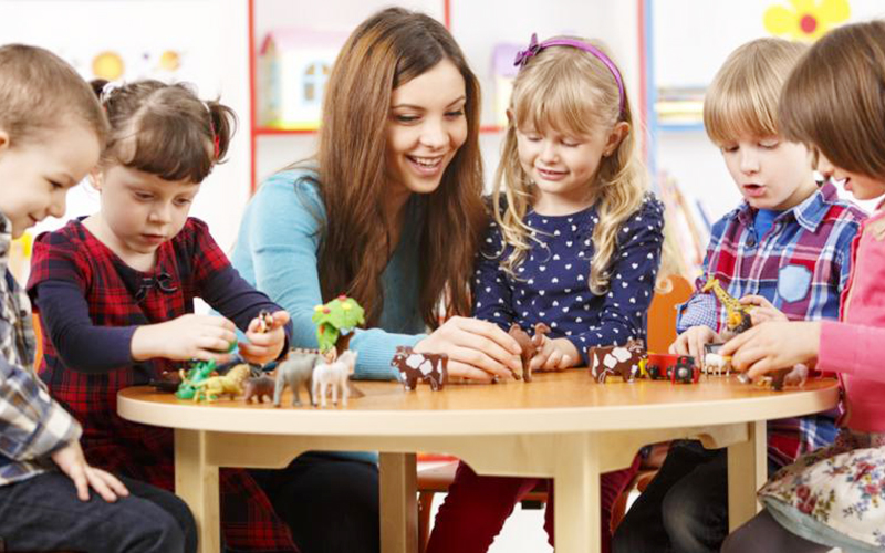 ¿Cuánto afecta al desarrollo del lenguaje de los niños no poder ir a clases? Fonoaudióloga pide estimular la comunicación en el hogar