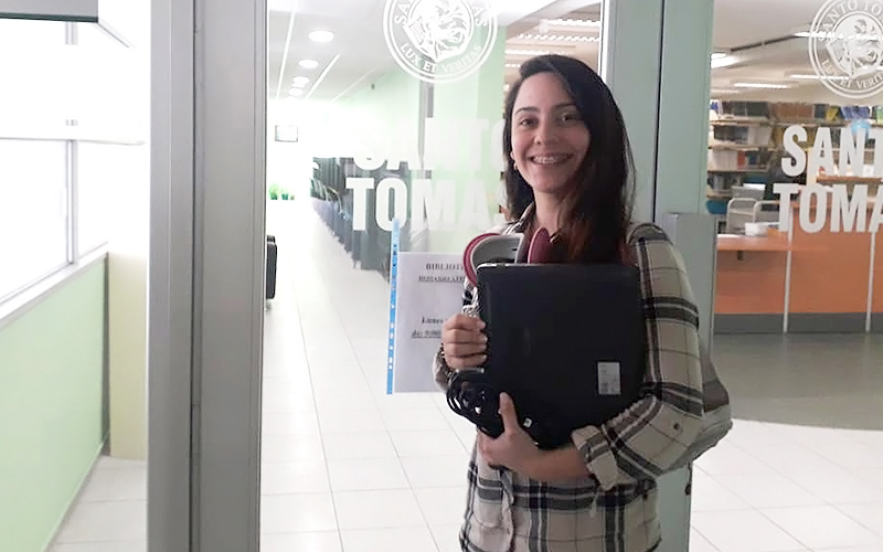 Alumna de Técnico en Administración es una de las beneficiadas con entrega de computadores por parte de Santo Tomás