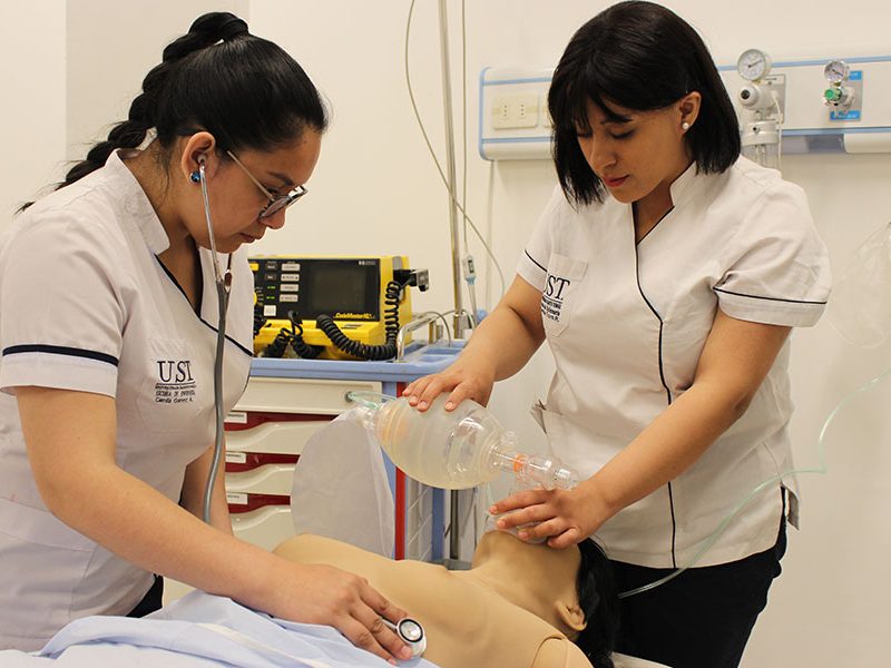 Santo Tomás facilita Centros de Simulación Clínica para capacitar a profesionales de salud de la primera línea